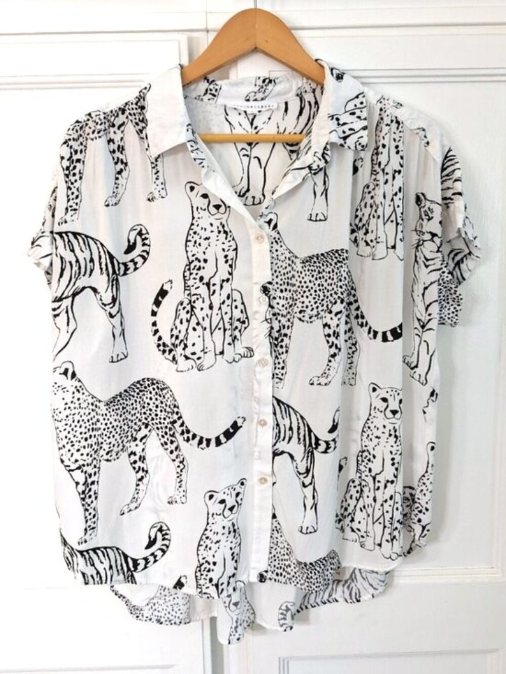 Like New Jane and Delancey White & Black Cheetah Print Button-Up Shirt L